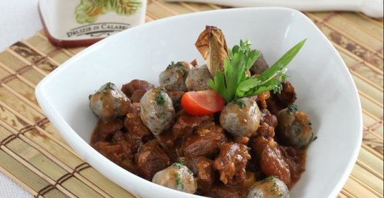 Рагу из говядины с грибными кнедлями