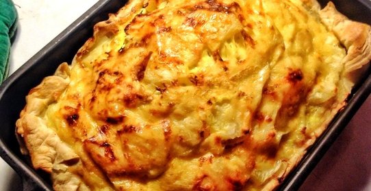 Рыбный пирог из слоеного теста с ананасами