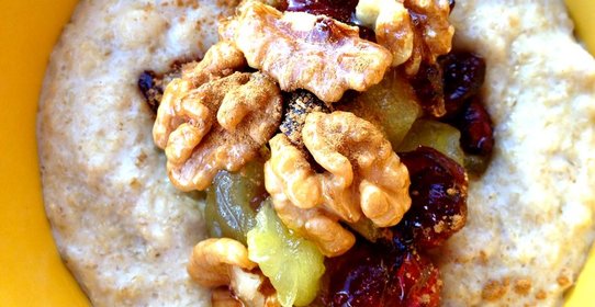 Овсяная каша с яблоком, клюквой и грецким орехом