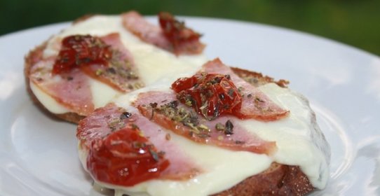 Горячие бутерброды в средиземноморском стиле