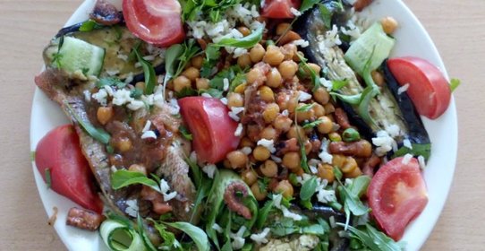 Филе морского окуня с нутом, осьминогами и баклажанами