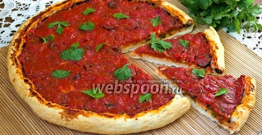 Пицца без сыра с маслинами и чесноком