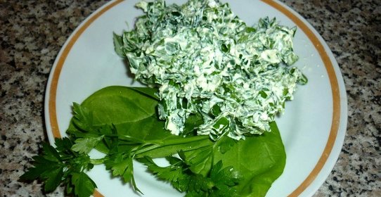 Салат с зеленью и творогом
