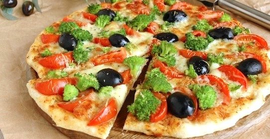 Пицца с брокколи, моцареллой и пармезаном