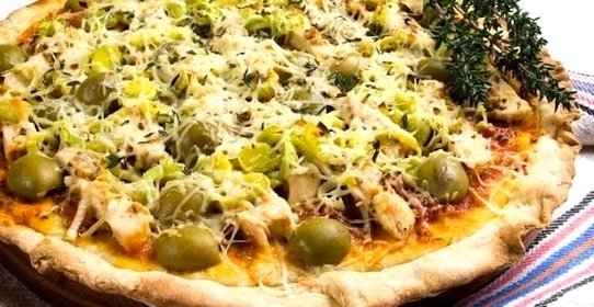 Пицца с курицей, маринованной в соусе с пряными травами