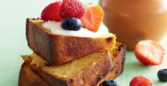 Быстрый кукурузный хлеб с кленовым сиропом и чеддером