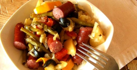 Овощное рагу с охотничьими колбасками