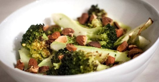 Брокколи, запеченная с миндалем