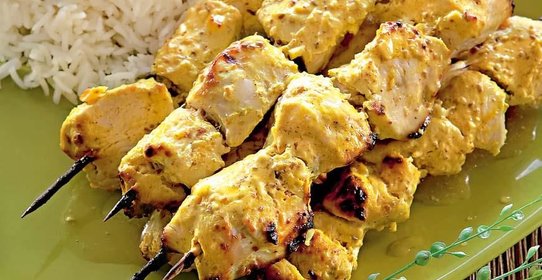 Цыпленок по-индийски на шампурах