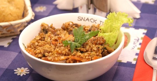 Гречневая каша с грибами и овощами