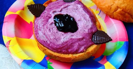 Булочка с черникой