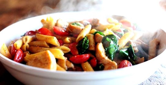 Паста с курицей, помидорами и шпинатом