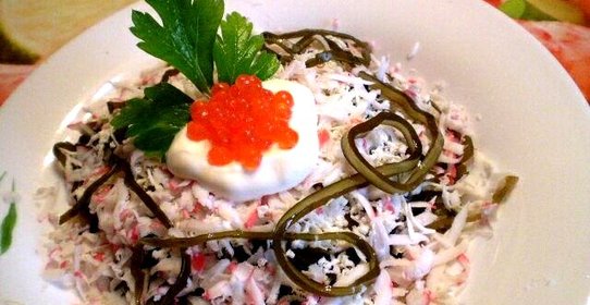 Салат из морской капусты и крабовых палочек
