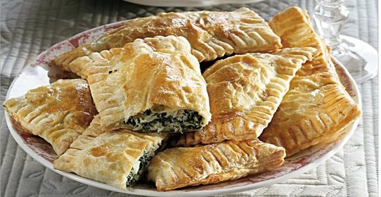 Слоеные пирожки с треской