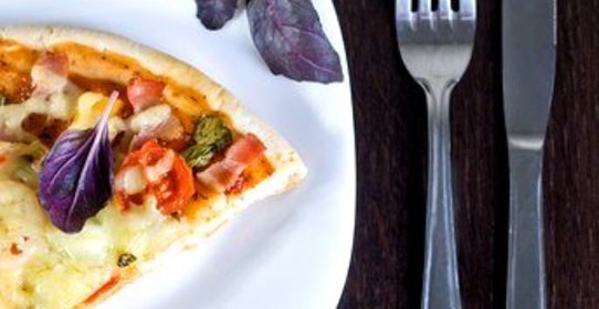 Пицца с беконом и овощами