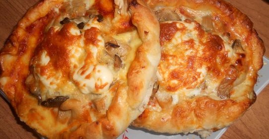 Пицца с грибами и сыром