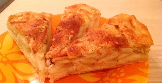 Воздушная шарлотка с корицей и яблоками