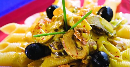 Паста с соусом из грибов с шафраном и грецкими орехами