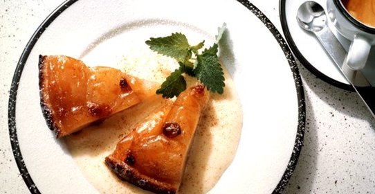 Французские яблочные пирожные с грецкими орехами, медом и изюмом