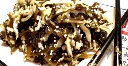 Салат из морской капусты и красной редьки