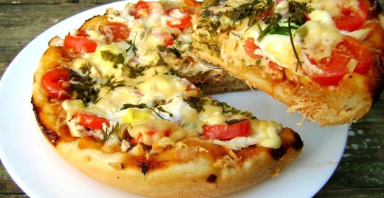 Пицца с курицей и перепелиными яйцами в мультиварке