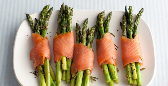 Спаржа в лососе