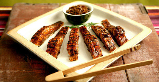 Жареный лосось с луком в бальзамической глазури