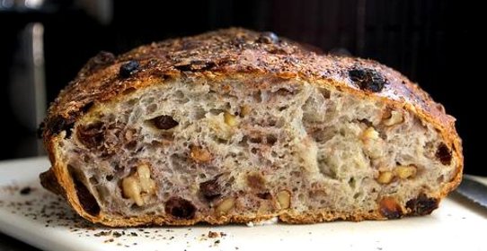 Хлеб с орехами и изюмом