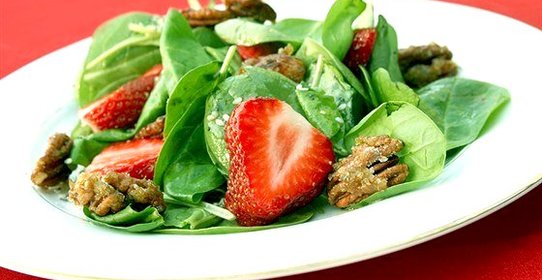 Шпинат с клубникой и орехами