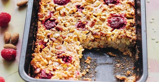 Запеченная с малиной и яблоками овсянка