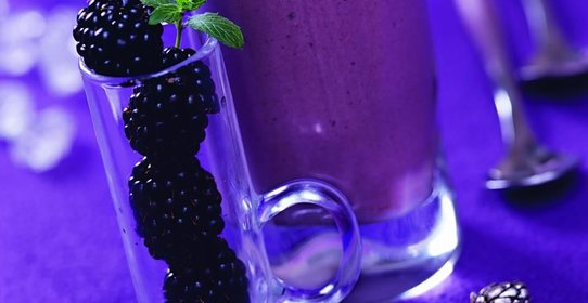 Коктейль из ревеня и ежевики