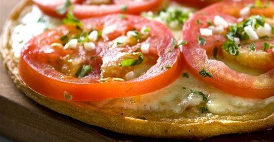 Неаполитанская пицца со свежими помидорами