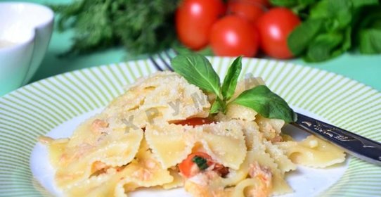 Паста с тунцом помидорами черри и базиликом
