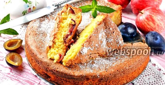 Шарлотка с яблоками и сливами