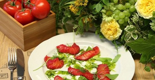 Форель Для мясоеда, маринованная в бруснике и свёкле, с щавелем