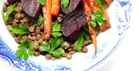 Запеченные овощи и чечевица под соусом айоли