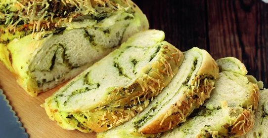 Плетеный хлеб с песто