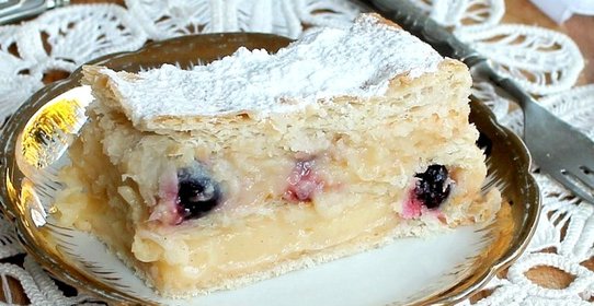 Торт из слоеного теста с вишней