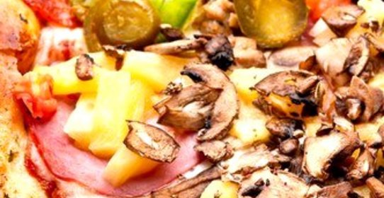 Пицца с грибами и зеленью