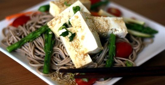 Гречневая лапша с томатами, тофу и базиликом