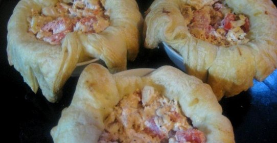 Слойки с курицей и помидорами