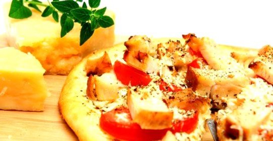 Пицца с овощами и копченым салом