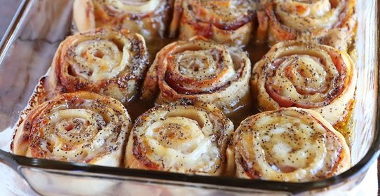 Слоеный рулет с ветчиной и сыром