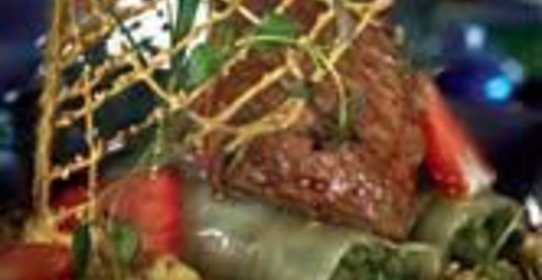 Филе страуса с каннеллони из порея, фаршированными кенийской фасолью