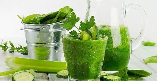 Огуречный смузи с ананасом и сельдереем