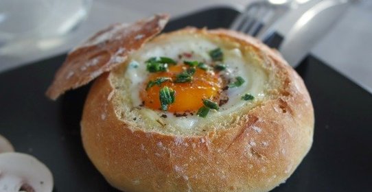 Глазунья в булочке