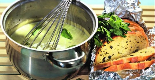 Суп из авокадо с мятой и мятными хлебцами