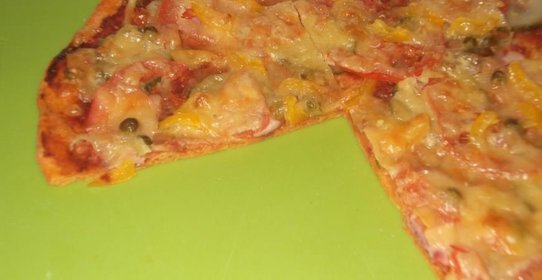 Пицца на тонком дрожжевом тесте с томатом