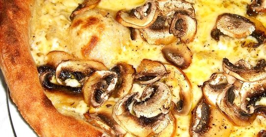 Домашняя пицца с грибами