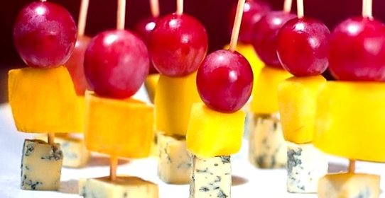 Канапе с сыром дор-блю, виноградом и манго